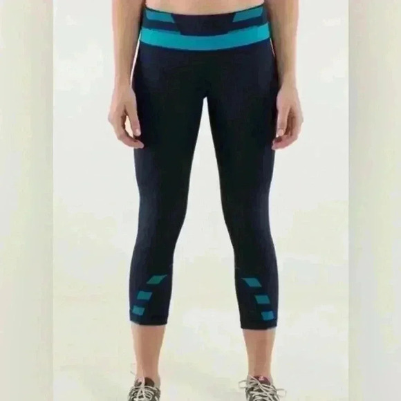 Lululemon  Run Inspire Crop! Blue yoga pants capris size 8 - Picture 1 of 4
